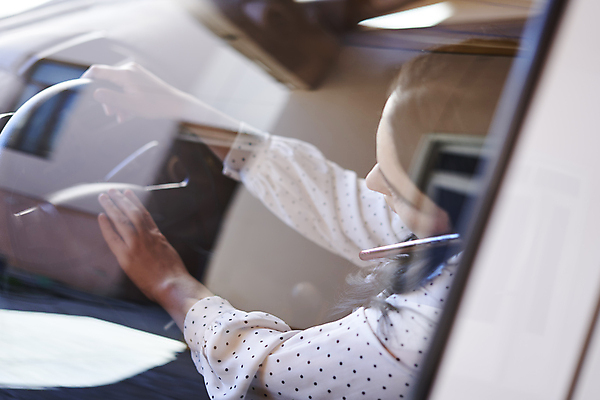 포토 JPG 해외이미지 여자 도로 여행 통신 교통시설 자동차 모바일 세포 실내 대화 한명 스마트폰 핸드폰 외침 운전 운전사 위험 바쁨 부름 다인종 자동 해외포토 직업 1 길 육상교통 교통 컨셉 모션 말하기 사람 인종 내부 전자제품 스마트기기 소리 시설 파일형식 이미지허브