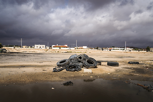 포토 JPG 해외이미지 아시아 도로 중동 자연 하늘 거리 버스 사람없음 환경 도전 도시 바퀴 오염 쓰레기 버리기 생태계 타이어 웅덩이 찢어짐 문제 타운 고무 고물상 깨짐 생태학 옛날 이슈 잇몸 해외포토 교육 나라 길 육상교통 컨셉 신체 교통시설 모션 대중교통 파일형식 이미지허브