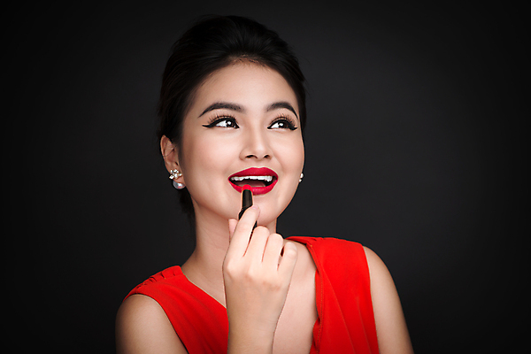 포토 JPG 해외이미지 응시 여자 실내 한명 들기 동양인 상반신 성인 앞모습 화장 뷰티 검은색 립스틱 성인여자한명만 해외포토 1 시선 뷰포인트 컬러 모션 사람 인종 내부 화장품 여자한명만 성인여자만 파일형식 이미지허브