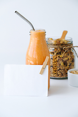 포토 JPG 해외이미지 종이 실내 사람없음 흰배경 나무집게 카피스페이스 그래놀라 오렌지스무디 해외포토 음식 백그라운드 집게 내부 목재 공백 흰색 스무디 파일형식 이미지허브