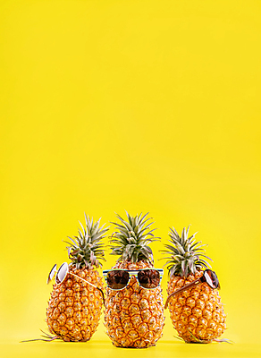 포토 JPG 해외이미지 실내 사람없음 선글라스 파인애플 열대과일 노란배경 카피스페이스 제철과일 해외포토 안경 백그라운드 과일 내부 노란색 공백 제철 파일형식 이미지허브