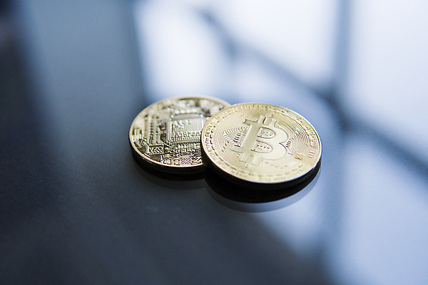 포토 JPG 해외이미지 컨셉 돈 인터넷 비즈니스 사람없음 금융 경제 빛 노란색 금속 동전 웹 어둠 그물 네트워크 시장 황금 암호 구매 심볼 사인 무역 상업 만들기 전자 토막 전자상거래 가상 많음 해외포토 산업 컬러 모션 재질 쇼핑 재산 파일형식 이미지허브