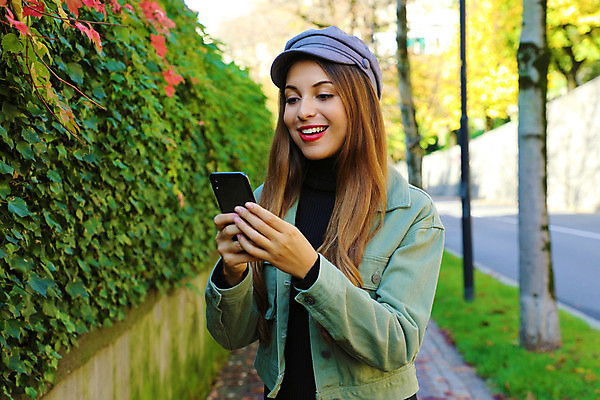 포토 JPG 해외이미지 모자 라이프스타일 공원 여자 행복 여행 겨울 인터넷 자연 모바일 휴가 갈색머리 한명 미소 웃음 사람 성인 야외 초록색 스마트폰 핸드폰 목도리 봄 추위 가을 도시 메시지 발사 스마트 그림 문자메시지 캡모자 혼자 해외포토 모자_잡화 1 헤어스타일 잡화 계절 공공시설 감정 컬러 컨셉 표정 생활 전자제품 스마트기기 생태계 파일형식 이미지허브