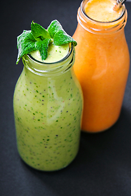 포토 JPG 해외이미지 검은배경 유리병 실내 사람없음 야채주스 민트 건강식 스무디 디톡스 해외포토 음료 음식 백그라운드 병_용기 건강 내부 검은색 주스 허브 파일형식 이미지허브