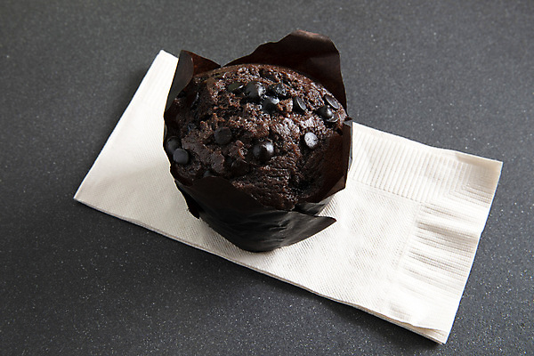 포토 JPG 해외이미지 회색배경 디저트 사람없음 초콜릿 달콤 컵케이크 냅킨 머핀 초콜릿머핀 해외포토 음식 빵 백그라운드 케이크 회색 맛 파일형식 이미지허브