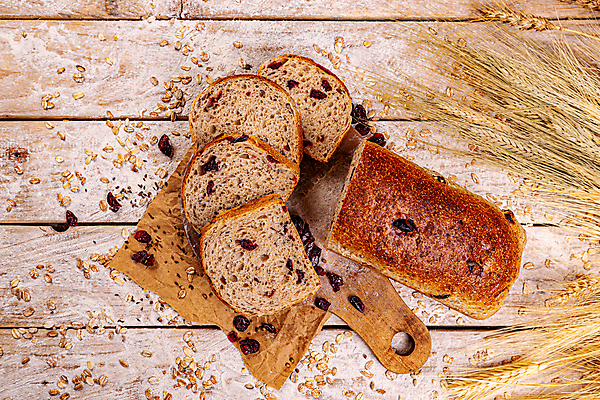 포토 JPG 해외이미지 빵 조각 사람없음 하이앵글 케이크 벼 슬라이스 나무도마 크랜베리 파운드케이크 플랫레이 해외포토 열매 음식 뷰포인트 디저트 곡류 도마 목재 플랫 파일형식 이미지허브