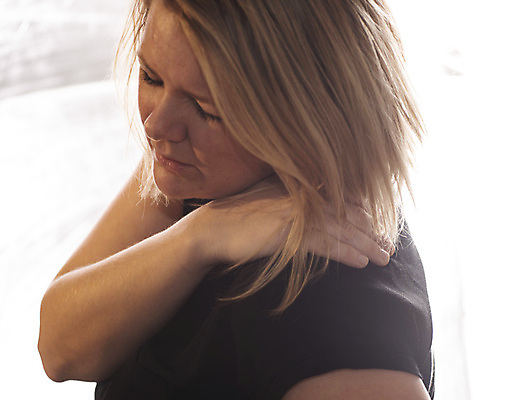 포토 JPG 해외이미지 모양 백인 모델 웰빙 여자 중년 신체 해부 근육 스트레스 건강 한명 사람 성인 신체부위 금발 건강관리 고통 질병 상처 척추 어깨 문제 긴장 성별 호모사피엔스 해외포토 서양인 1 헤어스타일 감정 의학 뼈 관리 파일형식 이미지허브