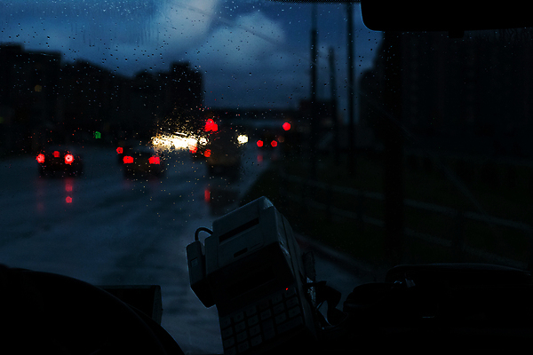 포토 JPG 해외이미지 도로 창문 실내 사람없음 어둠 비 야간 보케 차안 자동차내부 해외포토 자연요소 길 교통시설 날씨 내부 파일형식 이미지허브