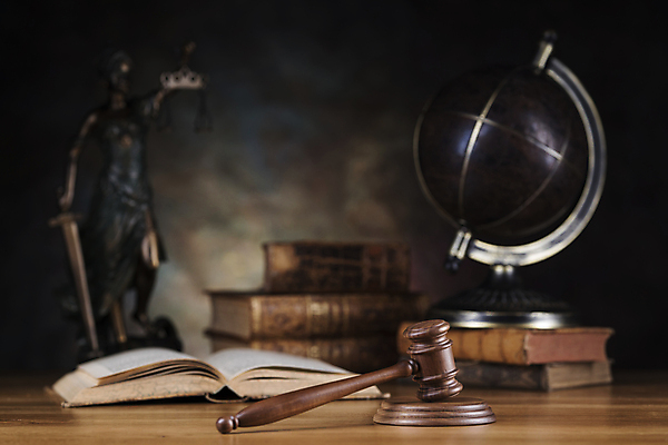 포토 JPG 해외이미지 실내 사람없음 책 지구본 오브젝트 법 의사봉 정의의여신상 해외포토 내부 여신상 파일형식 이미지허브