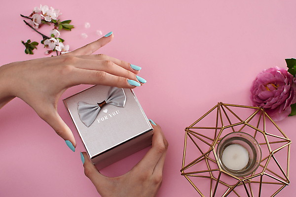 포토 JPG 해외이미지 나무 손 디자인 여자 꽃 행복 리본 종이 백그라운드 크리스마스 포장 표면 선물 사람 이벤트 성인 사람없음 장식 선물상자 빛 상자 우주 축제 놀람 나뭇가지 축하 인사 잡기 생일 개화 천 주기 레이아웃 각도 테이프 패키지 거짓말 작약 핸드메이드 플랫레이 해외포토 식물 기념일 감정 컨셉 모션 문구용품 표정 신체부위 직물 예절 플랫 파일형식 이미지허브