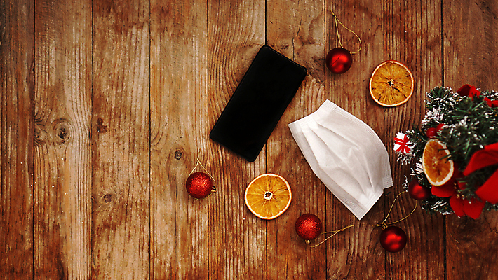 포토 JPG 해외이미지 나무 디자인 백그라운드 컨셉 크리스마스 겨울 탁자 휴가 새로움 새해 건강 선물 가면 마스크 사람없음 목재 빨간색 스마트폰 핸드폰 상자 약 산타클로스 우주 새벽 공백 의사 흰색 축하 대접 바이러스 질병 정상 온도계 담요 12월 연도 엽서 문학 플랫레이 카피스페이스 크리스마스배경 해외포토 자연요소 식물 계절 기념일 컬러 가구 재료 의학 전자제품 스마트기기 의료진 날짜 플랫 편지 파일형식 이미지허브