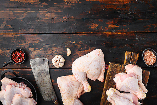포토 JPG 해외이미지 그릇 실내 마늘 사람없음 하이앵글 닭고기 신선 날것 닭다리 후추 식칼 나무도마 닭날개 카피스페이스 나무배경 핑크솔트 해외포토 식기 뷰포인트 백그라운드 채소 주방용품 도마 육류 내부 목재 공백 향신료 소금 파일형식 이미지허브