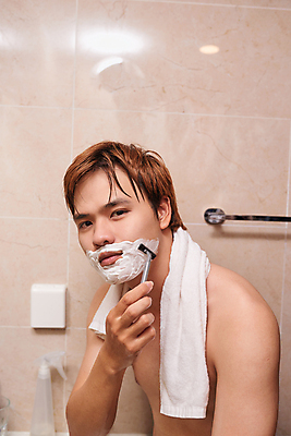 포토 JPG 해외이미지 응시 남자 실내 한명 들기 동양인 상반신 성인 옆모습 뷰티 화장실 면도 면도기 자기관리 성인남자한명만 그루밍족 해외포토 1 시선 뷰포인트 모션 사람 인종 내부 위생용품 남자한명만 성인남자만 파일형식 이미지허브