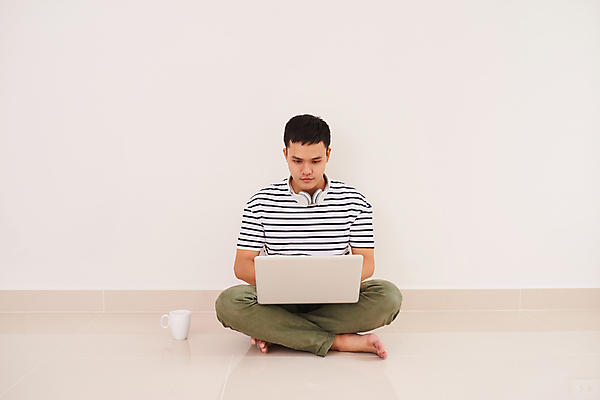 포토 JPG 해외이미지 전신 남자 한명 동양인 성인 앞모습 컵 노트북 컴퓨터 헤드폰 타이핑 가부좌 성인남자한명만 해외포토 1 식기 뷰포인트 음향기기 사람 앉기 인종 전자제품 남자한명만 성인남자만 파일형식 이미지허브