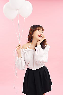 포토 JPG 해외이미지 응시 여자 한명 동양인 손짓 상반신 성인 앞모습 잡기 풍선 성인여자한명만 분홍색배경 해외포토 1 시선 뷰포인트 분홍색 백그라운드 모션 사람 인종 여자한명만 성인여자만 파일형식 이미지허브