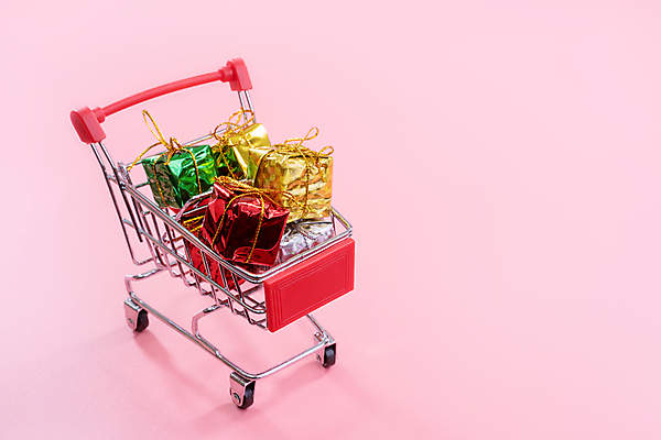 포토 JPG 해외이미지 크리스마스 실내 크리스마스선물 사람없음 선물상자 쇼핑 쇼핑카 미니어처 오브젝트 분홍색배경 해외포토 기념일 분홍색 백그라운드 선물 내부 상자 모형 카트 파일형식 이미지허브