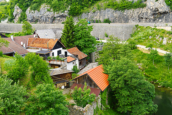 포토 JPG 해외이미지 주간 나무 주택 사람없음 야외 마을 시골 크로아티아 해외포토 자연요소 식물 유럽 건물 파일형식 이미지허브