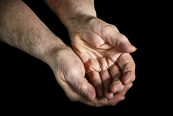 포토 JPG 해외이미지 손 여자 할머니 2 손가락 가족 함께함 건강 관리 손바닥 사람 성인 사람없음 평화 검은색 도움 오픈 피부 시민 고립 옛날 조부모 노화 해외포토 노년 컬러 컨셉 관계 신체부위 국민 파일형식 이미지허브