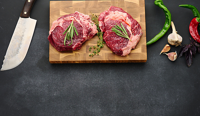 포토 JPG 해외이미지 고추 검은배경 실내 마늘 스테이크 사람없음 하이앵글 소고기 식칼 로즈메리 나무도마 립아이 카피스페이스 해외포토 뷰포인트 백그라운드 채소 주방용품 도마 서양음식 육류 내부 목재 검은색 공백 허브 파일형식 이미지허브