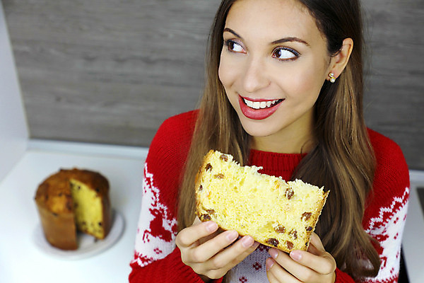 포토 JPG 해외이미지 전통 접시 행복 조각 크리스마스 겨울 휴가 디저트 새해 주택 관리 한명 미소 사람 케이크 축제 이탈리아 빵집 시골 축하 잡기 닫기 달콤 맛 상품 12월 굽기 스웨터 먹기 건포도 카피스페이스 브라질사람 맛있는 해외포토 1 식기 계절 기념일 감정 유럽 음식 컨셉 상의 모션 포도 표정 건물 상점 공백 날짜 구이 건과일 파일형식 이미지허브