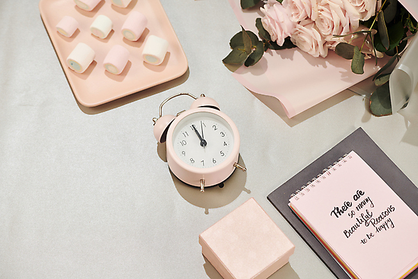 포토 JPG 해외이미지 손글씨 회색배경 쟁반 실내 사람없음 상자 장미 탁상시계 스프링노트 마시멜로우 세계여성의날 어머니의날 해외포토 기념일 꽃 시계 백그라운드 디저트 내부 공책 회색 미국문화 파일형식 이미지허브