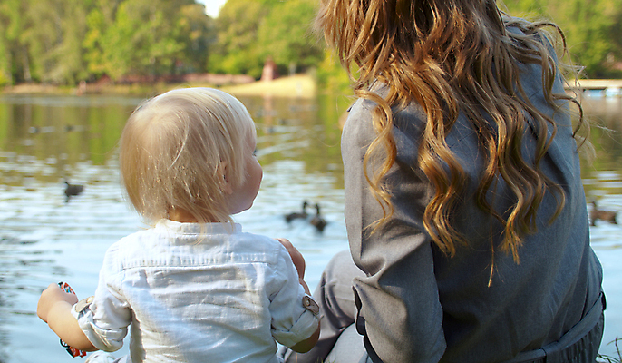 포토 JPG 해외이미지 동물 백인 공원 여자 남자 행복 아들 호수 어린이 가족 자연 조류 엄마 오리 함께함 사랑 사람 소년 사람없음 야외 두명 뒷모습 초록색 물 여름 금발 맑음 침묵 산책 아기 작음 걸음마 수유 해외포토 자연요소 서양인 헤어스타일 계절 공공시설 감정 뷰포인트 컬러 컨셉 관계 모션 날씨 휴식 소리 크기 생태계 파일형식 이미지허브