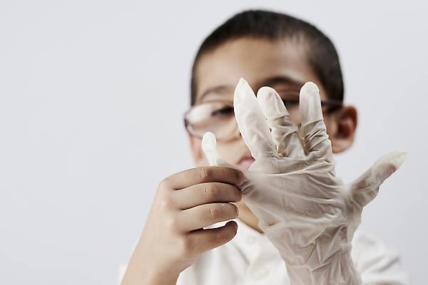 포토 JPG 해외이미지 손 안경 어린이 남학생 장갑 중동 건강 한명 약 유치원 보호 과학자 준비 흰배경 감염 전염병 카피스페이스 혼혈 해외포토 직업 1 학생 잡화 교육 남자 나라 과학 백그라운드 컨셉 의학 사람 신체부위 공백 흰색 질병 다문화 학자 파일형식 이미지허브