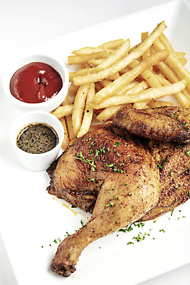 포토 JPG 해외이미지 접시 실내 사람없음 치킨 감자튀김 케첩 흰배경 닭다리 닭다리튀김 파슬리가루 해외포토 식기 백그라운드 감자 내부 튀김 흰색 소스_음식 가루 닭고기요리 파일형식 이미지허브