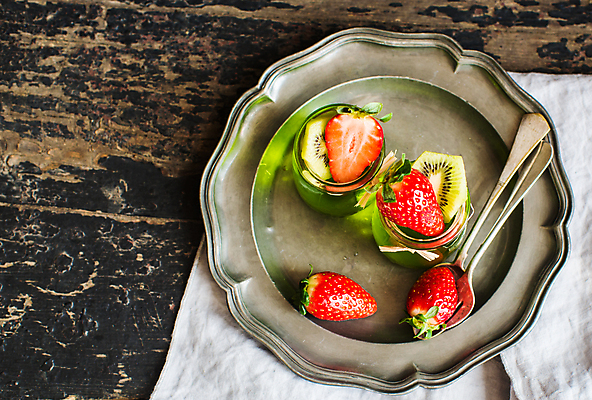 포토 JPG 해외이미지 접시 딸기 유리병 실내 키위 사람없음 숟가락 과일젤리 과일푸딩 나무배경 해외포토 식기 백그라운드 과일 병_용기 수저 내부 젤리 푸딩 파일형식 이미지허브