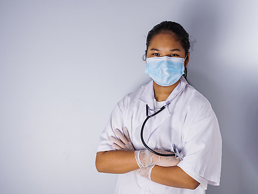 포토 JPG 해외이미지 스튜디오촬영 응시 여자 유니폼 청진기 회색배경 건강 병원 가면 한명 서기 사람 성인 가로 컬러풀 약 건강관리 간호사 의사 실험복 전문직 보호 자르기 흰배경 치과의사 개성 여자만 여자한명만 성인만 카피스페이스 해외포토 직업 1 시선 옷 컬러 백그라운드 컨셉 의학 의료기기 모션 실내 관리 공백 회색 의료진 흰색 가운 파일형식 이미지허브