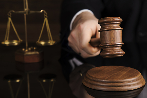 포토 JPG 해외이미지 손 검은배경 실내 들기 신체부위 법 의사봉 판결 양팔저울 해외포토 백그라운드 모션 저울 사람 내부 검은색 파일형식 이미지허브