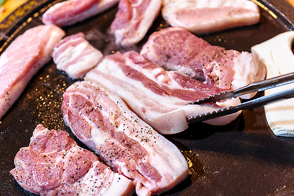 포토 JPG 해외이미지 한식 실내 집게 생고기 돼지고기 사람없음 굽기 삼겹살 해외포토 음식 육류 내부 구이 파일형식 이미지허브