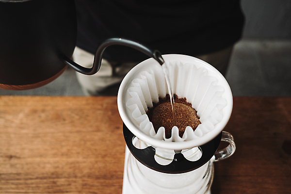 포토 JPG 해외이미지 커피 주전자 실내 사람없음 물 붓기 나무탁자 드립커피 핸드드립 해외포토 자연요소 음료 모션 탁자 주방용품 내부 커피용품 파일형식 이미지허브