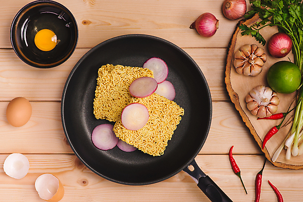 포토 JPG 해외이미지 식재료 패스트푸드 실내 사람없음 하이앵글 면류 프라이팬 인스턴트 날계란 사리 생라면 적양파 통마늘 나무배경 해외포토 음식 뷰포인트 백그라운드 주방용품 양파 마늘 내부 계란 라면 파일형식 이미지허브