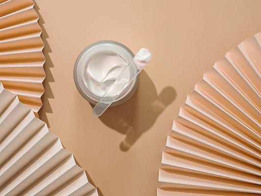 포토 JPG 해외이미지 실내 그림자 사람없음 하이앵글 화장품 크림 피부관리 스킨케어 부채모양 목업 베이지색배경 브랜딩 해외포토 모양 뷰포인트 백그라운드 내부 뷰티 베이지색 파일형식 이미지허브