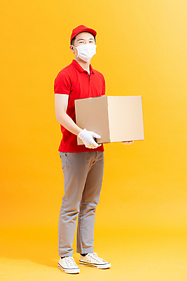 포토 JPG 해외이미지 전신 응시 남자 장갑 실내 마스크 한명 서기 들기 동양인 성인 옆모습 택배기사 배달원 배송 택배 택배상자 노란배경 성인남자한명만 코로나바이러스 비대면서비스 생활방역 델타변이바이러스 오미크론 해외포토 직업 1 시선 잡화 뷰포인트 백그라운드 모션 사람 인종 내부 상자 노란색 운송업 바이러스 서비스 방역 남자한명만 성인남자만 파일형식 언택트 이미지허브