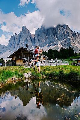 포토 JPG 해외이미지 유럽 여행 자연 휴가 산 파노라마 풍경 초원 두명 여름 관광지 계곡 이탈리아 트래킹 하이킹 탐험 그림 알프스 절정 산맥 해외포토 계절 나라 레저 촬영기법 사람 생태계 파일형식 이미지허브