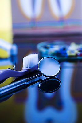 포토 JPG 해외이미지 사람없음 파란색 칫솔 치과용품 구강거울 해외포토 컬러 위생용품 의료용품 파일형식 이미지허브