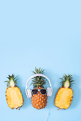 포토 JPG 해외이미지 단면 실내 사람없음 하이앵글 선글라스 헤드폰 파인애플 열대과일 파란배경 카피스페이스 제철과일 해외포토 안경 뷰포인트 음향기기 백그라운드 과일 내부 파란색 공백 제철 파일형식 이미지허브