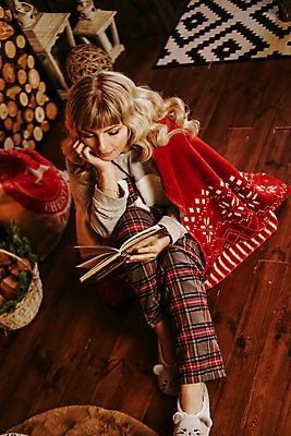 포토 JPG 해외이미지 나무 백인 전통 라이프스타일 여자 행복 커피 음료 컨셉 크리스마스 겨울 발 휴가 불꽃 휴식 양말 주택 실내 한명 미소 성인 장식 책 컵 빨간색 컬러풀 독서 어둠 방 흰색 뜨거움 소프트포커스 읽기 벽난로 리빙 안락 해외포토 서양인 식물 1 식기 계절 기념일 감정 컬러 모션 불 촬영기법 표정 사람 내부 건물 생활 신체부위 파일형식 이미지허브