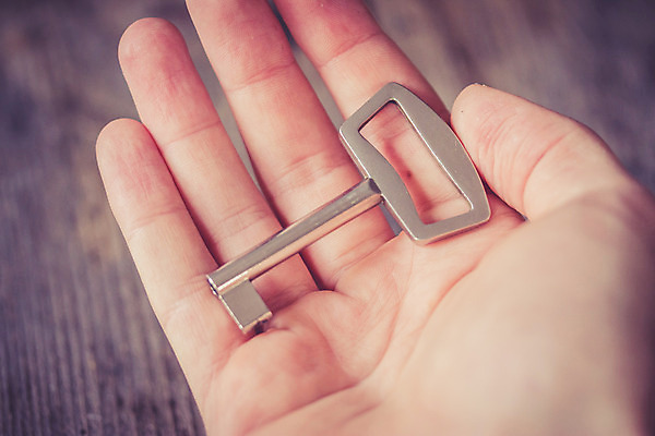 포토 JPG 해외이미지 손 남자 컨셉 손가락 성공 열쇠 주택 안전 사람없음 목재 금속 힘 수확 골동품 시골 오픈 행운 재산 암호 보호 신비 입장 오브젝트 시작 복고 마법 옛날 해외포토 나무 농업 재료 재질 사람 건물 신체부위 금융 파일형식 이미지허브