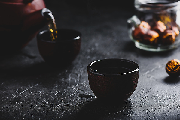 포토 JPG 해외이미지 검은배경 사람없음 아웃포커스 머그컵 찻잔 찻주전자 해외포토 백그라운드 주전자 잔 촬영기법 컵 검은색 파일형식 이미지허브