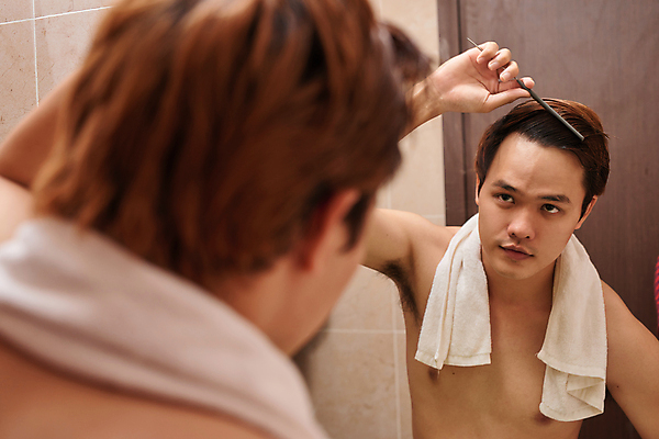 포토 JPG 해외이미지 응시 남자 실내 한명 들기 동양인 상반신 성인 뒷모습 뷰티 반사 거울 머리빗 화장실 머리손질 헤어관리 자기관리 성인남자한명만 그루밍족 해외포토 1 시선 뷰포인트 모션 사람 인종 내부 미용용품 남자한명만 성인남자만 파일형식 이미지허브