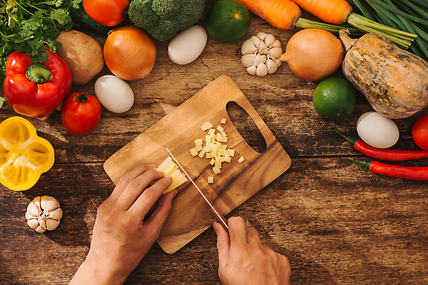 포토 JPG 해외이미지 손 식재료 호박 양파 파프리카 실내 신체부위 하이앵글 계란 당근 잡기 브로콜리 자르기 재료손질 홍고추 식칼 나무도마 통마늘 나무배경 해외포토 뷰포인트 백그라운드 채소 모션 고추 주방용품 뿌리채소 도마 마늘 사람 내부 목재 알 손질 파일형식 이미지허브