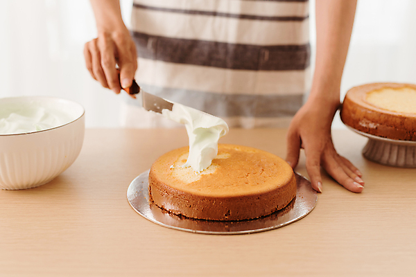 포토 JPG 해외이미지 그릇 여자 탁자 실내 요리 한명 상반신 성인 앞모습 케이크 나이프 생크림 바르기 제빵 성인여자한명만 해외포토 1 식기 뷰포인트 가구 모션 디저트 사람 내부 제과제빵 칼 크림 여자한명만 성인여자만 파일형식 이미지허브