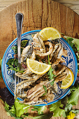 포토 JPG 해외이미지 접시 포크 실내 어류 사람없음 하이앵글 튀김 상추 레몬 과일조각 나무도마 바삭바삭 해외포토 식기 음식 뷰포인트 조각 컨셉 채소 과일 도마 내부 목재 수중동물 파일형식 이미지허브