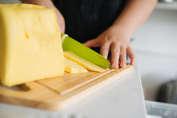 포토 JPG 해외이미지 손 실내 요리 아웃포커스 신체부위 칼 자르기 재료손질 버터 나무도마 해외포토 모션 도마 촬영기법 사람 내부 목재 손질 파일형식 이미지허브