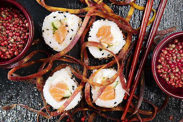 포토 JPG 해외이미지 그릇 젓가락 검은배경 실내 사람없음 하이앵글 초밥 롤스시 연어회 해외포토 식기 뷰포인트 백그라운드 수저 내부 검은색 생선회 연어 일본음식 파일형식 이미지허브