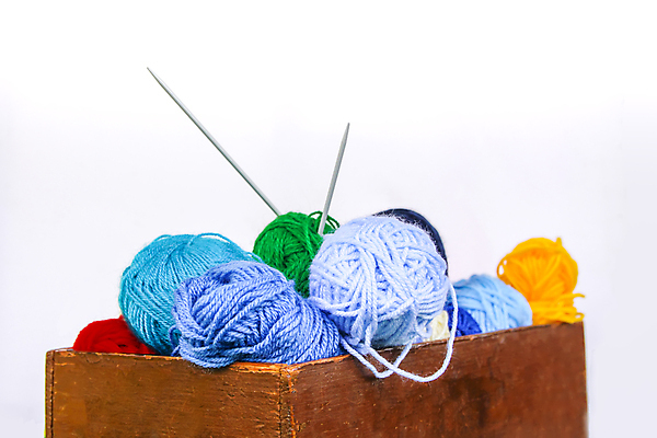 포토 JPG 해외이미지 실내 사람없음 뜨개질 털실 나무상자 흰배경 실타래 꽂음 대바늘 해외포토 백그라운드 취미 내부 상자 흰색 실 파일형식 이미지허브