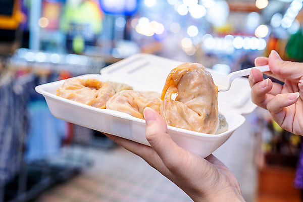 포토 JPG 해외이미지 주간 손 한식 들기 야외 아웃포커스 신체부위 만두 보케 찐만두 길거리음식 해외포토 자연요소 음식 모션 촬영기법 사람 파일형식 이미지허브